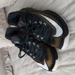 Nike AIR MAX Infuriate size 9